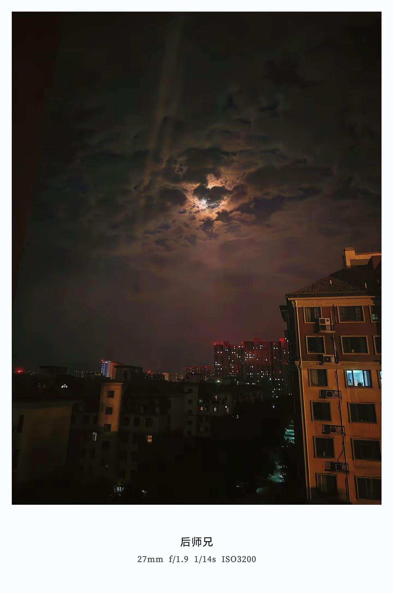 “人为什么总是怀念过去，大概是因为那时的风很轻，心事很真，我们满心欢喜，以为日子