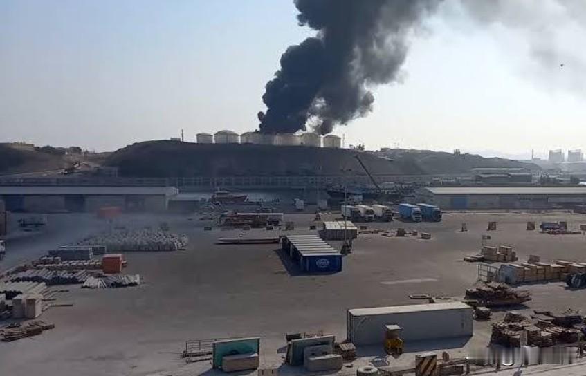 【谁打我，我打王爷】

特朗普：我们可以在一小时内切断伊朗的电力。

阿里·拉里