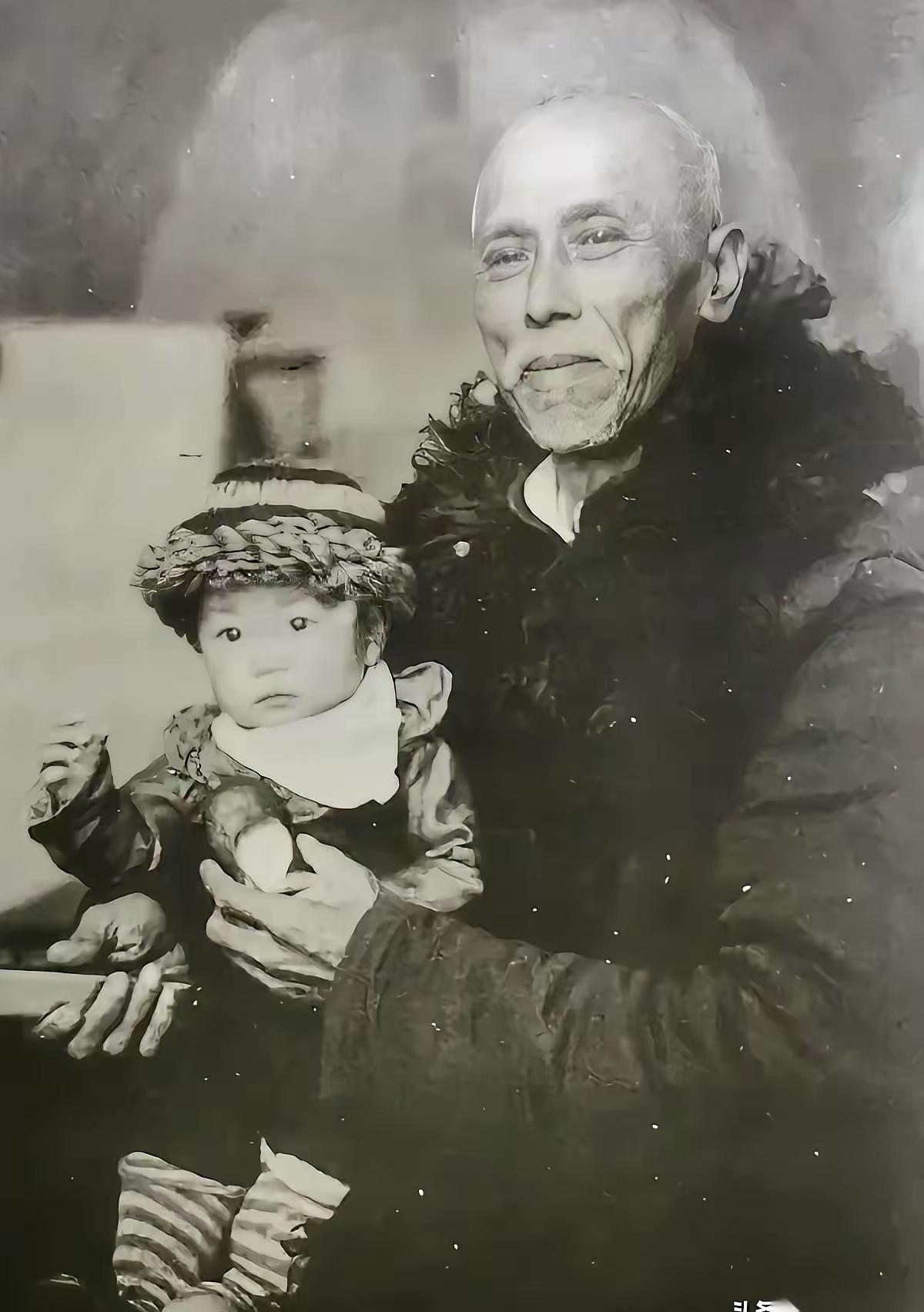 他叫耿楚南，耿飚的父亲，江湖人称“双钩大侠”。
皇帝御赐的虎头双钩，够他吹一辈子