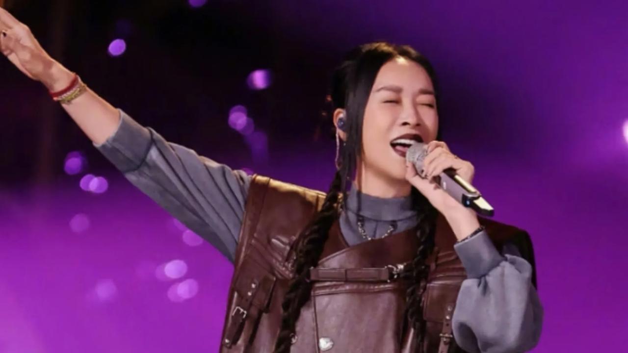 那英在歌手2024第十期节目中拿到了第一名，这是首次。

她激动不已，泪洒当场，