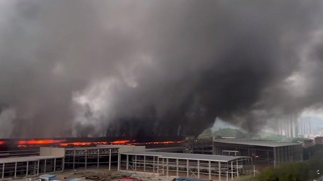比亚迪回应坪山园区一立体车库火情我还是那句话，电池车省油，燃油车省电。 