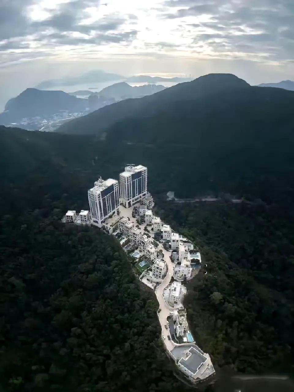 网友：生活也是一座围城，山里的穷人想往外搬，有钱人却想往山上住。。。[酷拽]