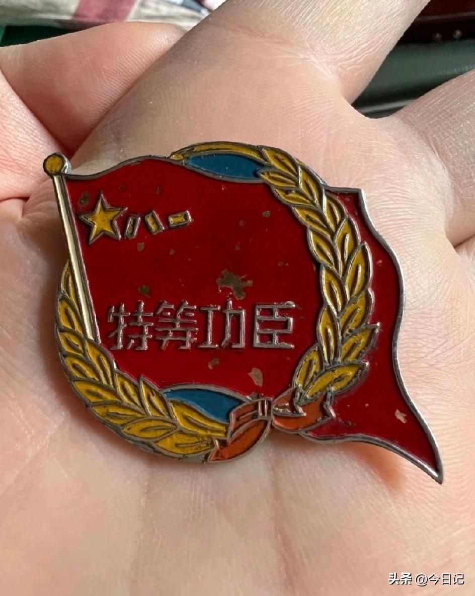 悲哀啊，美好生活并非他们所给予。
那些不知名的明星每日都占据着热搜榜。
转眼便到