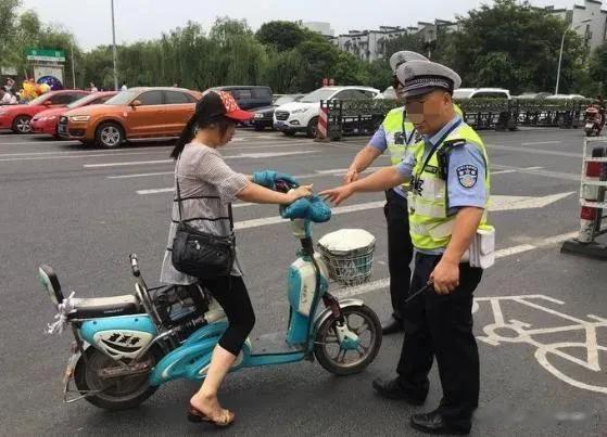 政府禁止电动车上路的背后真相，你是绝对想不到的！

近来，政府对电动车的禁止行动
