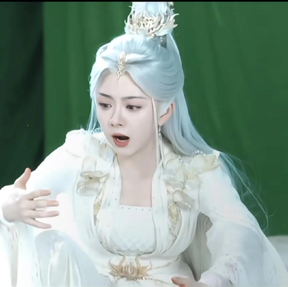 原来，赵丽颖已经38岁了，她一出场，这个笑容就是，逃不出我手像心吧，感觉赵姐要憋