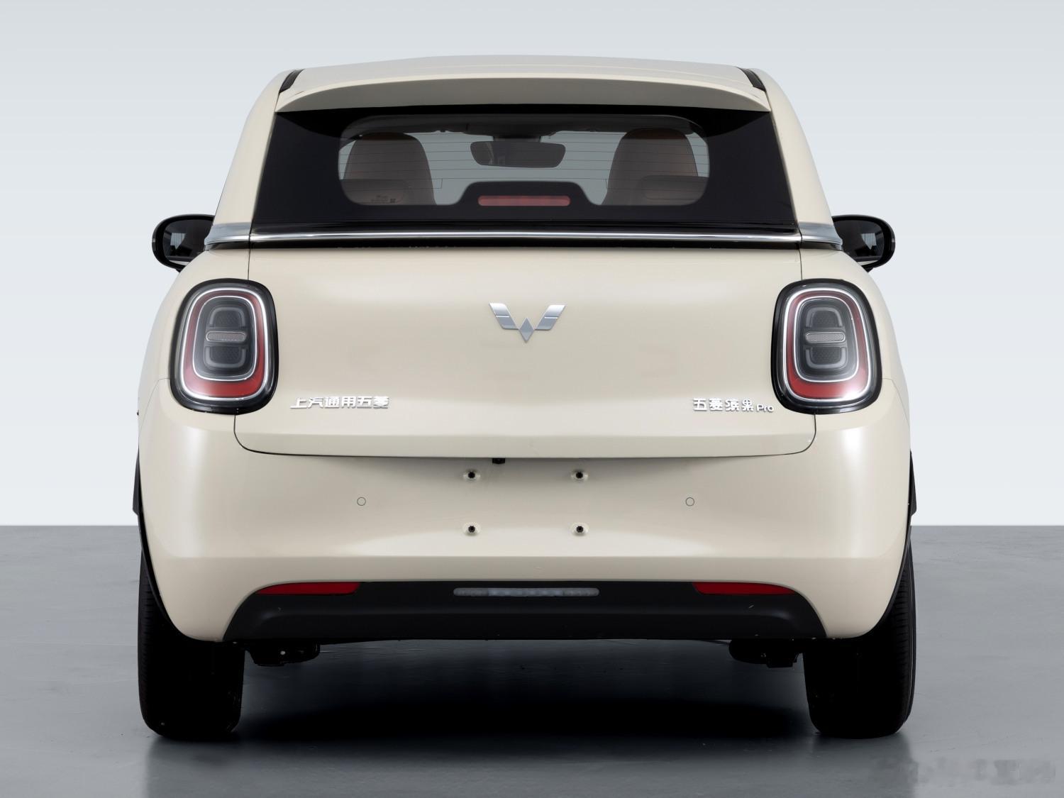 五菱缤果Pro，又一款两厢小车长：4050 宽：1758 高：1580，轴距25