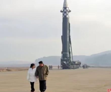 “美国会对我们动手吗？”
“放心吧孩子，美国不会，也不敢”
伊朗战争告诉了全世界