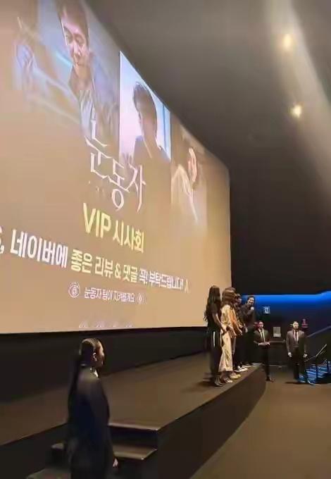 金宇彬现身申敏儿新电影《瞳孔》VIP试映会现场，前排守候为爱妻申敏儿拍照，二人婚