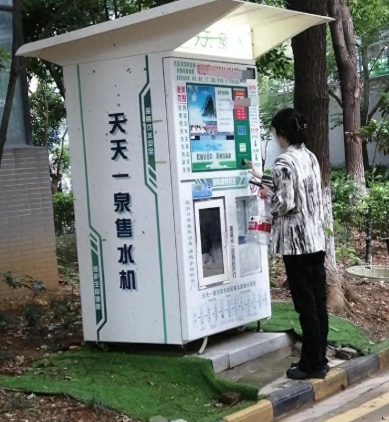 小区自动售水机看着物美价廉，实则暗藏不少饮水隐患，不少住户常年打水却不清楚水质优