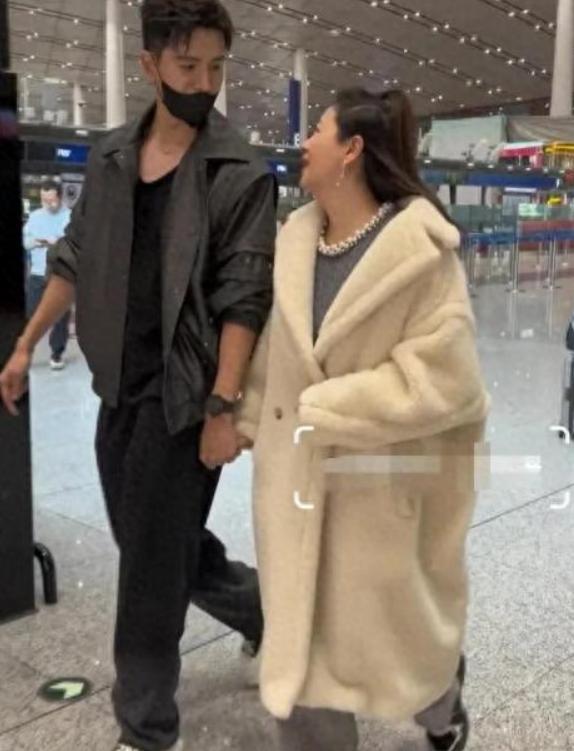 经超和大他6岁的二婚妻子小李琳同框，女方状态显得憔悴了。
 
才差了6岁不算大太