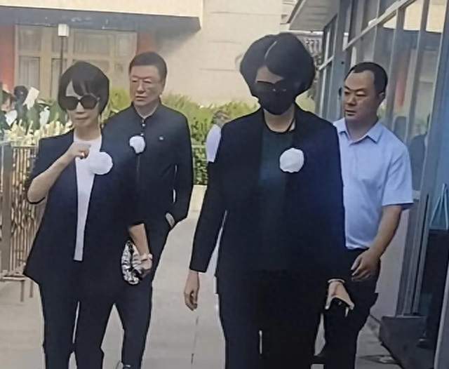 想不到，在敬一丹追悼会上，62岁朱军因为一个举动，实现口碑上涨