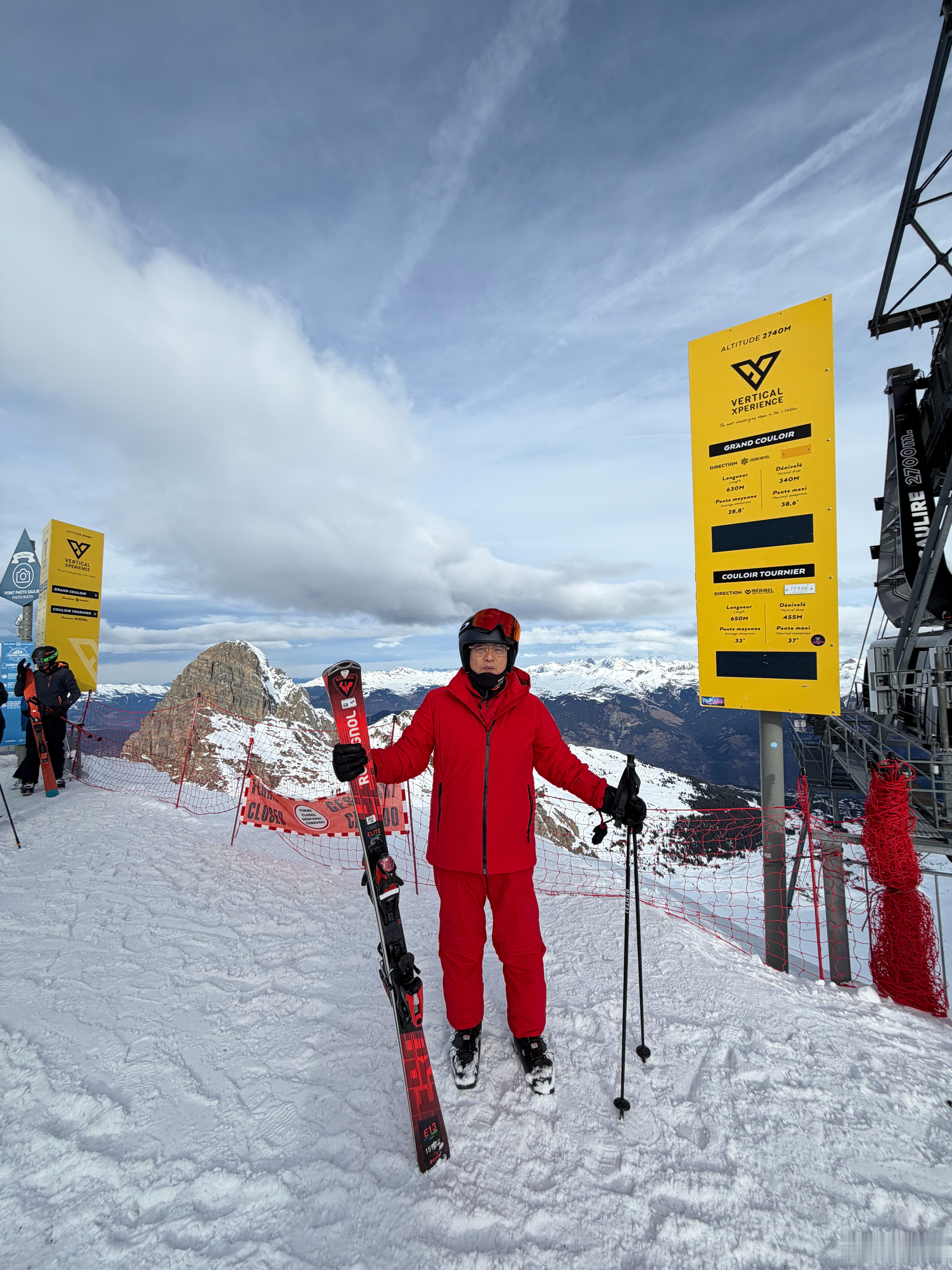 高雪维尔的滑雪初体验，穿上太太为我本命年购买的全套红滑雪服，在皑皑白雪里讨个吉利