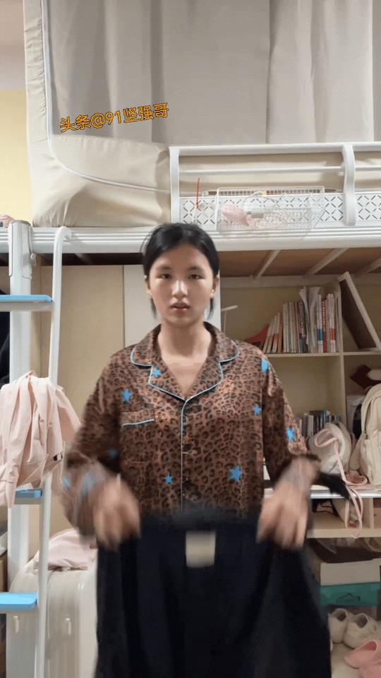 化了妆，换了身衣服，我还真没认出你来！