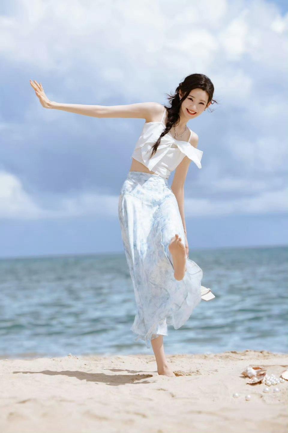 张艺凡貌美如仙
