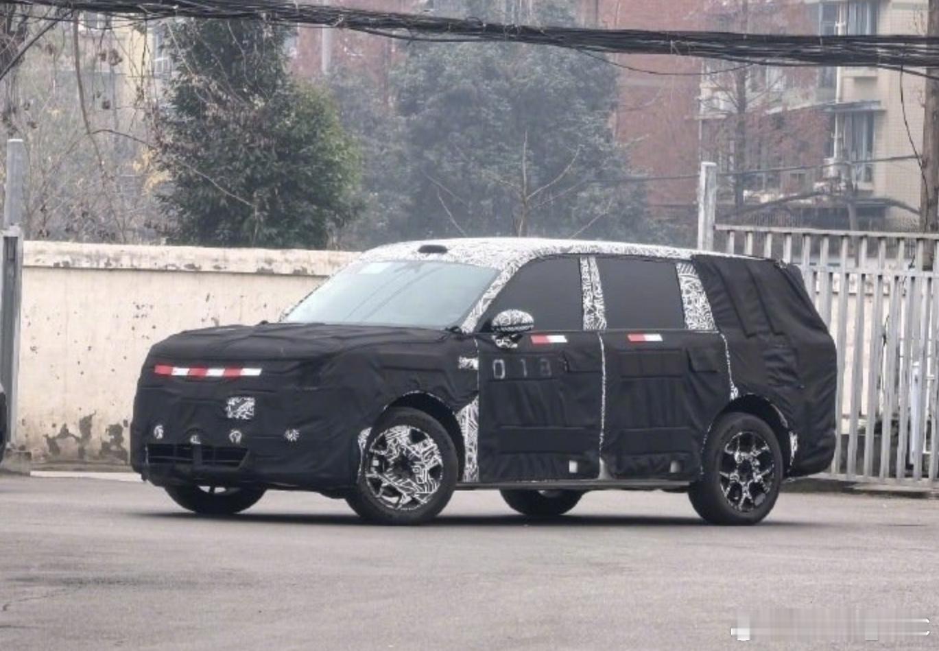 从轮胎比例就能看出来，小米这车的体量确实不小了。车一旦做大，视觉重心和气场其实都