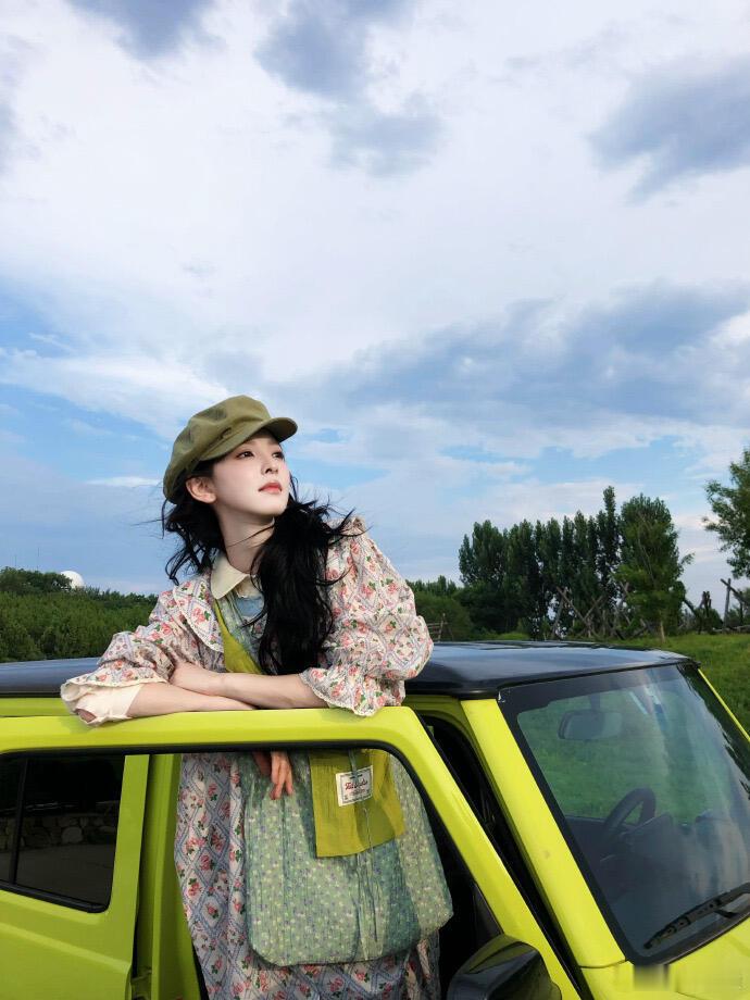 章若楠 金靖 好美好的女孩们。穿搭这块还是得看若楠，怎么把红配绿搭配这么好看的？
