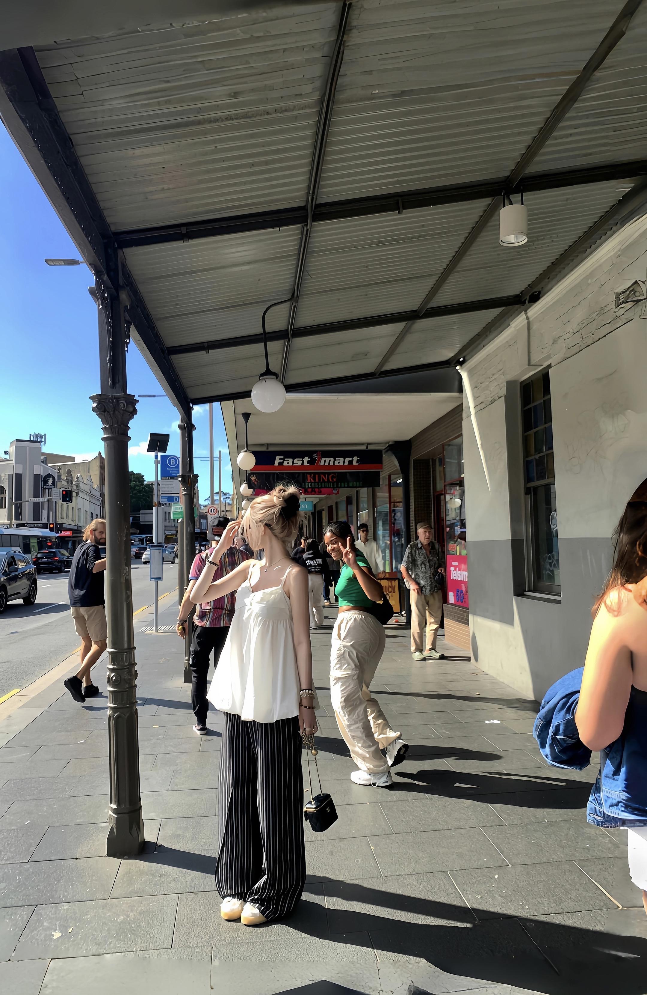 我看着你背影 想开口。