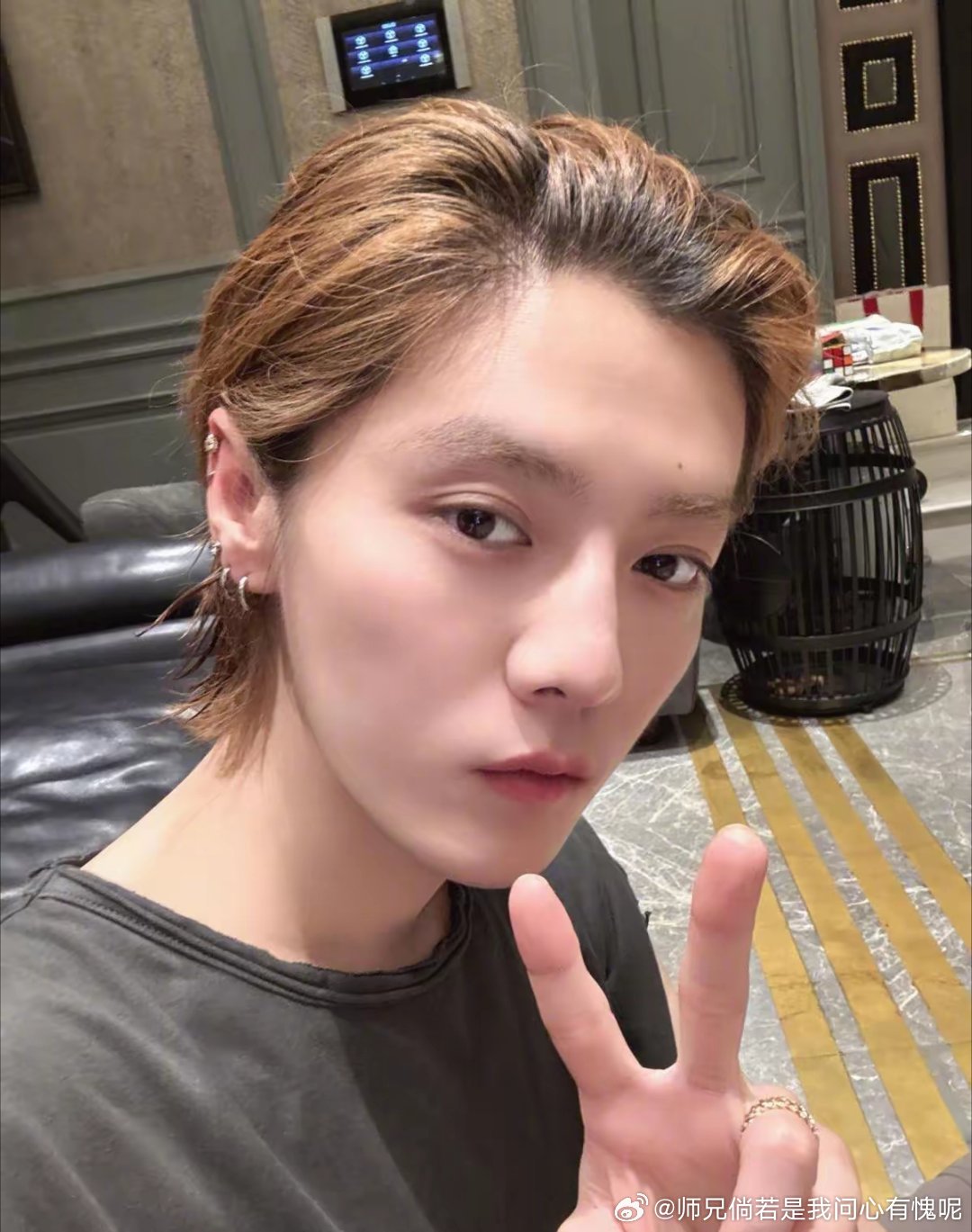 凌晨两点多刷到鹿晗突然开播，我本来都快睡着了，硬是给笑清醒了。 