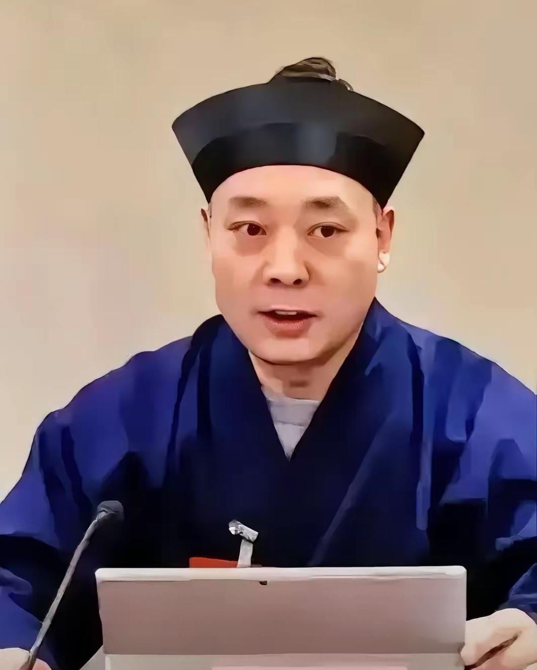 胡诚林栽了

明明顶着省道协会长的光环

台上讲戒律修身，台下却藏着路虎和婚史