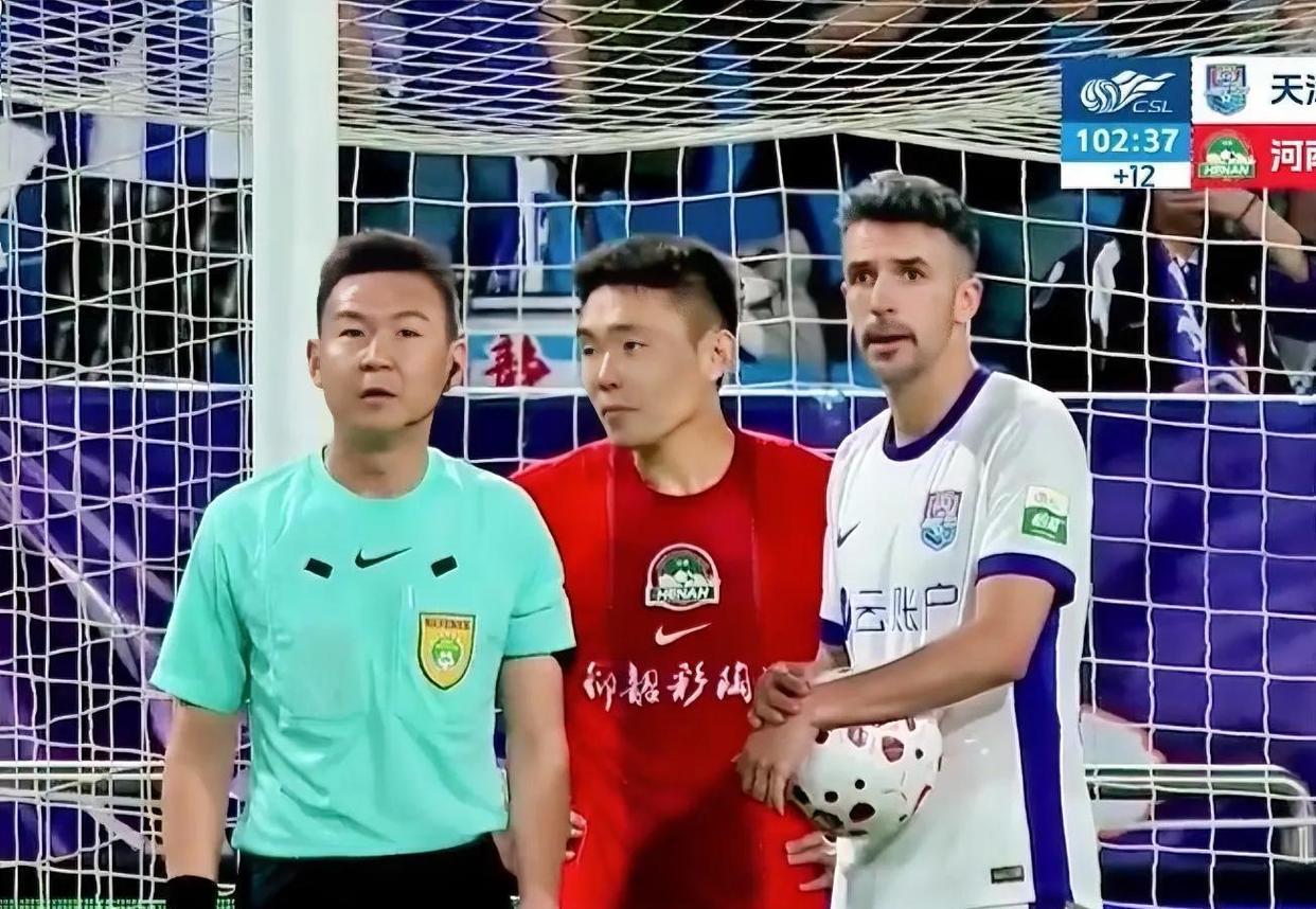 津门虎保级难了，连续两轮被裁判误判。
13轮，河南球员禁区内手挡球，主裁判未判点