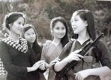 1979年，越南女兵对我军使阴招，脱衣检查无效，张万年想出3妙招。你知道在对越反