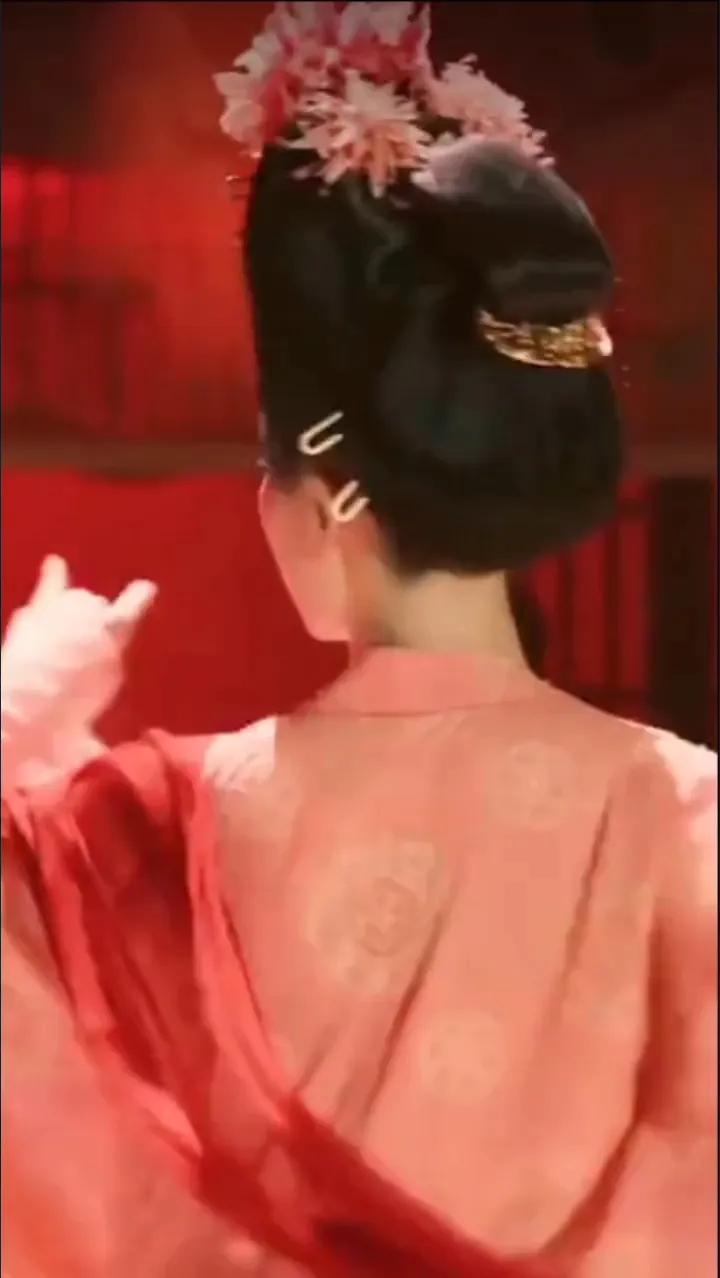 确认过眼神
是刘亦菲姐姐滴贵女盼儿
仍记得那句，我盼儿，永不为妾！
哈哈哈，这部