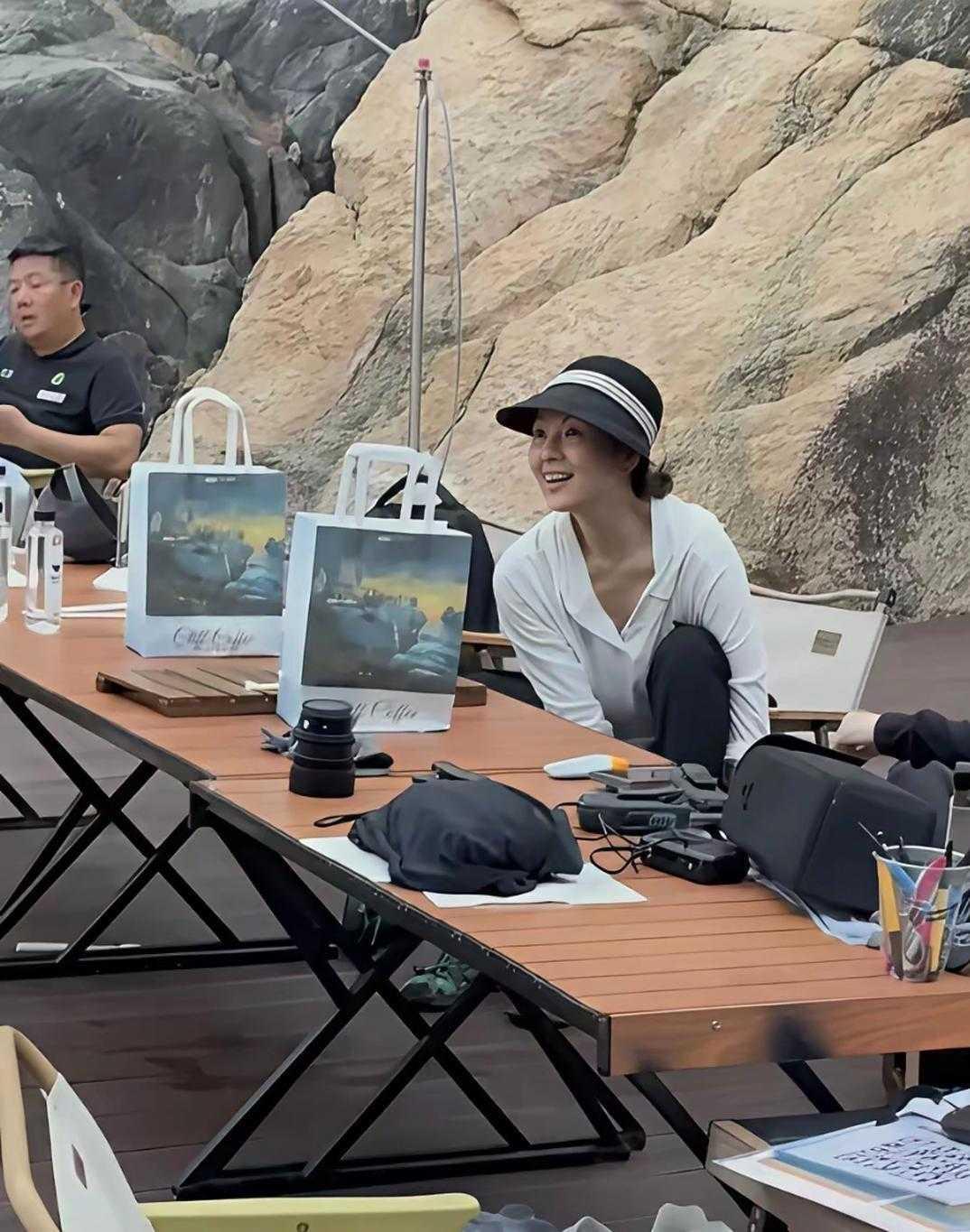 章子怡被路人拍到了近照，纯素颜出镜，和普通人差不多