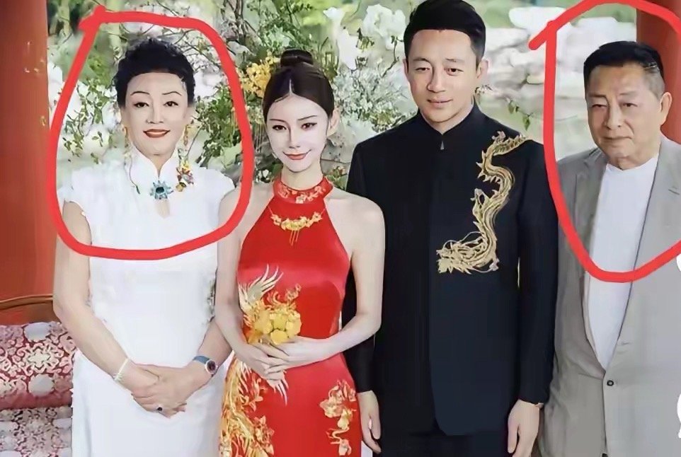 还是亲爸亲妈好啊！  结婚全家福上面是汪小菲爸妈和岳父岳母！多好呀，汪大爷虽然与