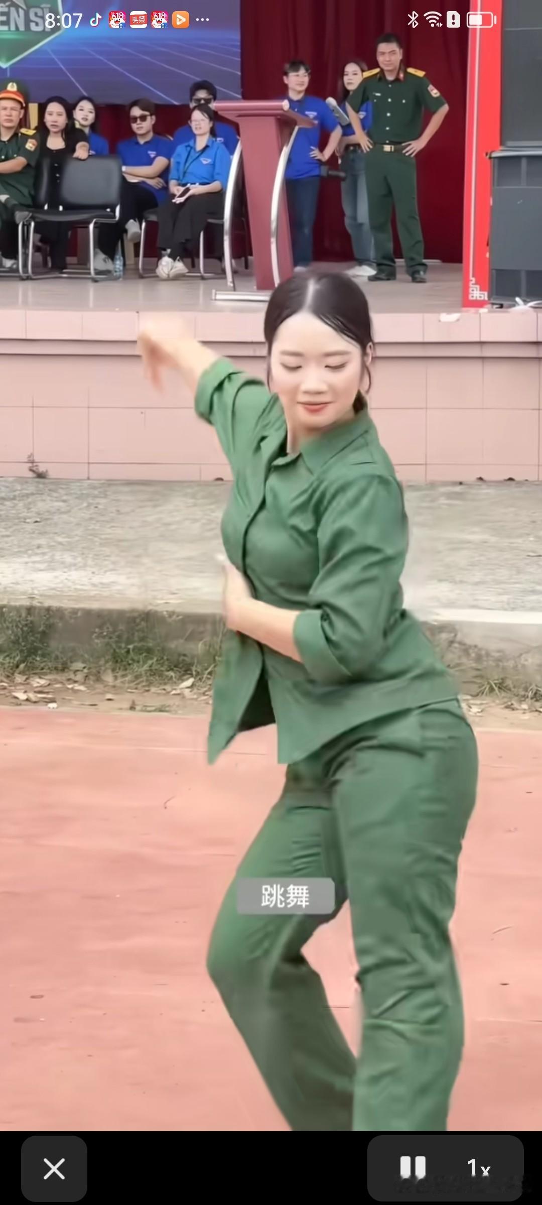 目睹越南女兵的舞蹈表演，着实令人惊艳。那身姿曼妙的身影，灵动俏皮得宛如林间精灵。