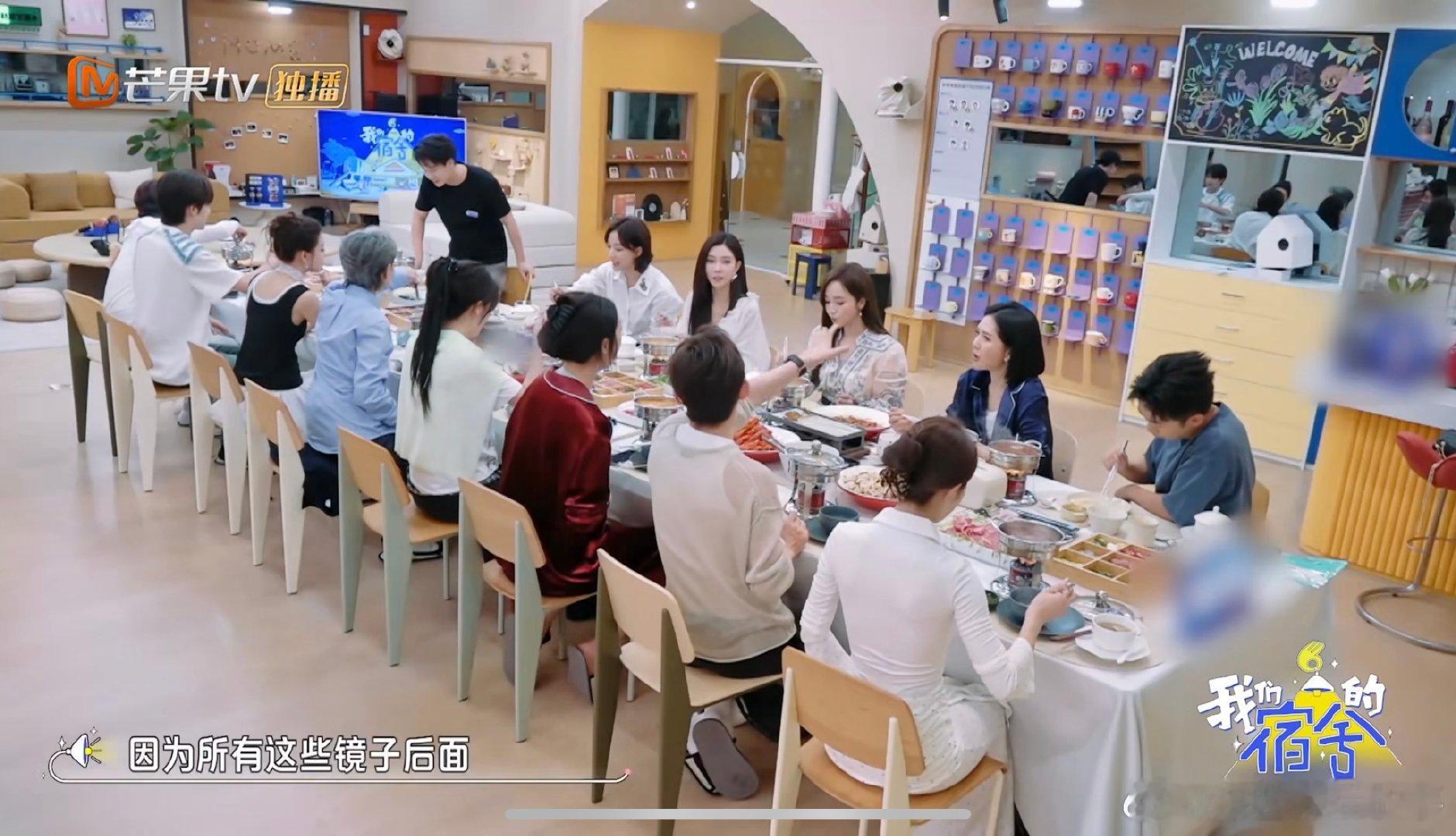侯佩岑和摄影大哥互动已成肌肉记忆我们的宿舍 救命！佩岑边吃饭边跟摄影大哥挥手比心