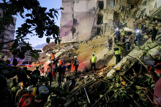 据环球网报道，以色列一天之内对黎巴嫩发动上百轮空袭，贝鲁特、贝卡谷地等地沦为火海