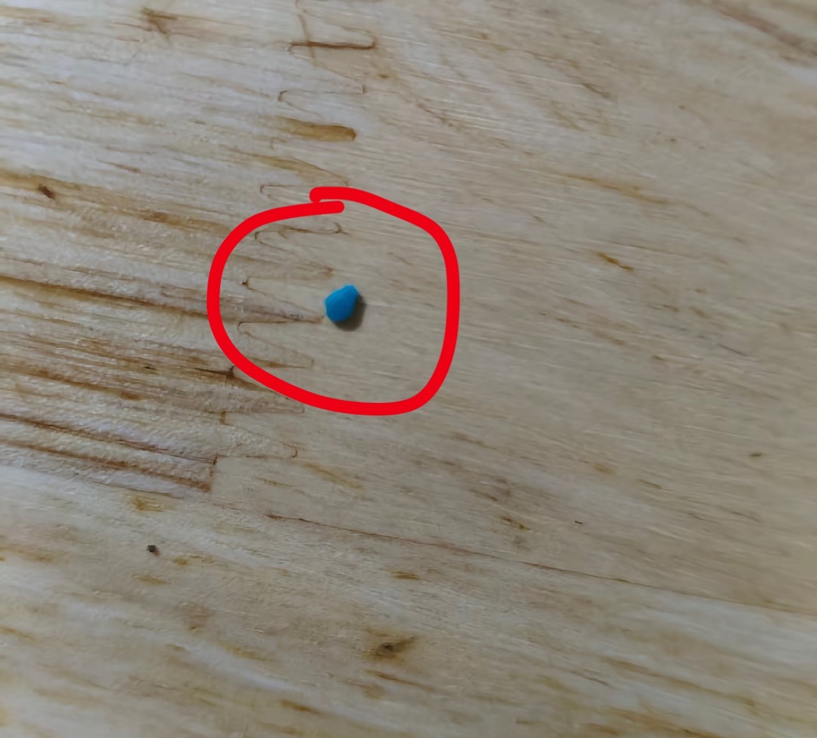 7月29日，网友反映：玉林某熟食店购买的菜有蓝色不明东西。想知道这是什么东西？同