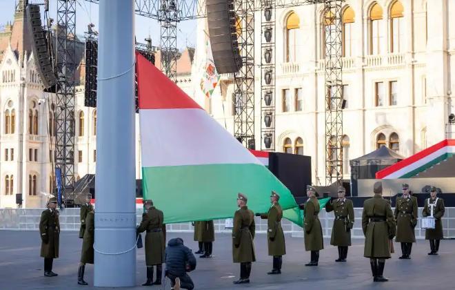 匈牙利4月12日就要大选了，结果临了爆出惊天大丑闻，外长被人窃听，本来就悬乎的选