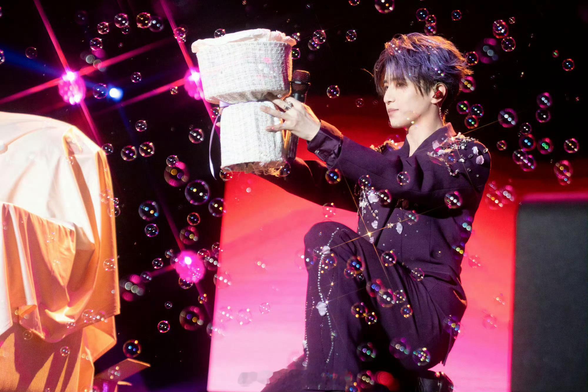 伯远闷声干大事 不愧是闷声干大事的伯远！新短剧主题曲一开口就惊艳，“踏平云霄上九