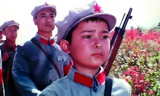 “鬼子把全村老小赶进庙里，浇上汽油就要点火，8岁的小石头却突然指着大佐的鼻子笑：