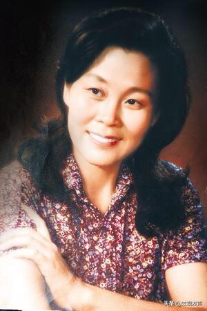 1936年，她出生在河北东光，早年经历坎坷，8岁丧母，后来到了天津当工人。就是这