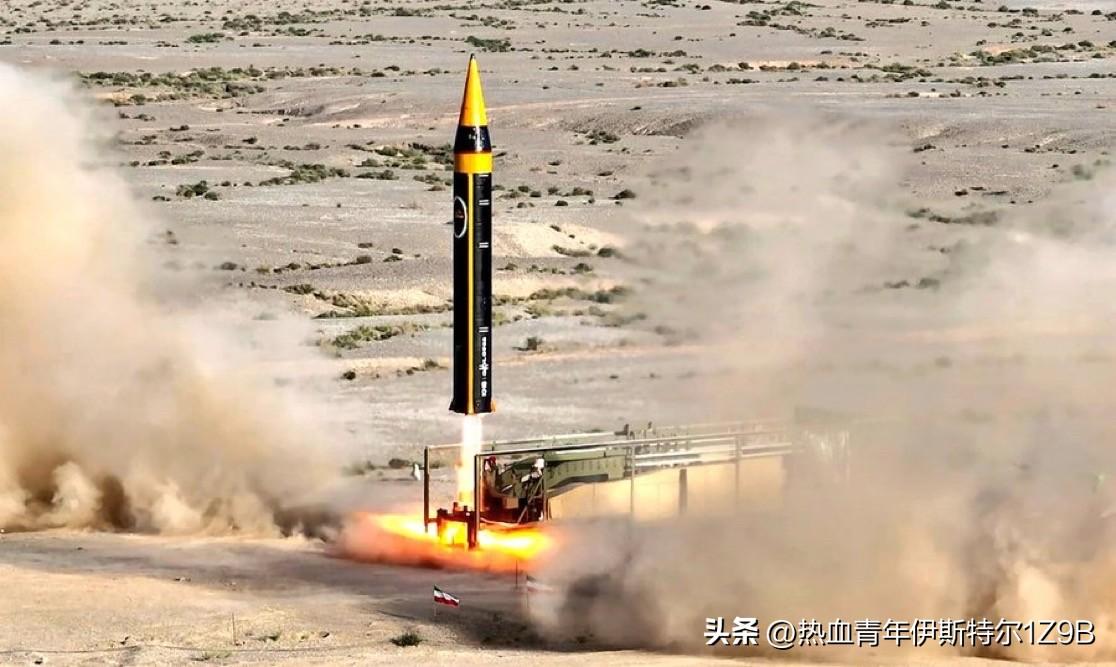 突发新闻：
伊朗已正式将霍拉姆沙赫尔-4型自行高炮投入战斗服役。
该导弹携带15