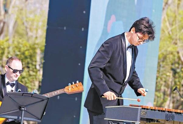 传统文化润舞台露天演出染春色