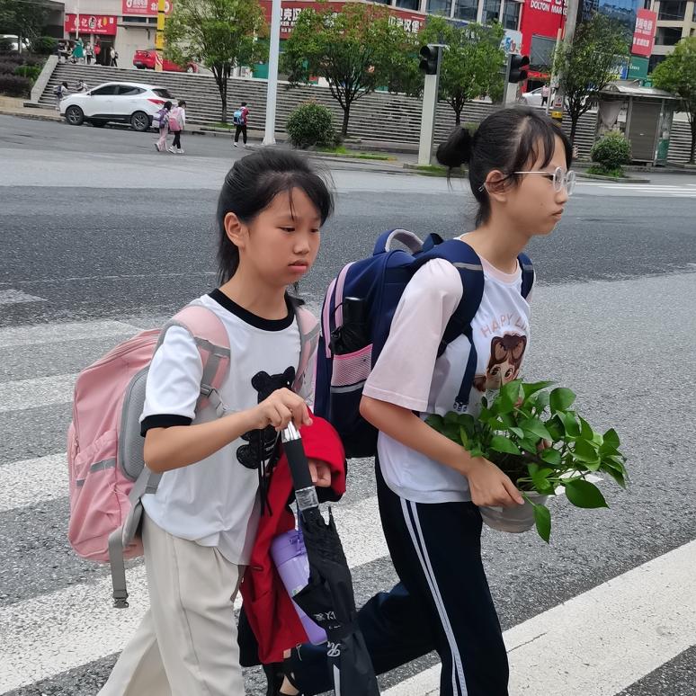 这是头条推荐给我的话题，60岁老来得子是什么体验？什么体验呢？老来得子，当然欢喜