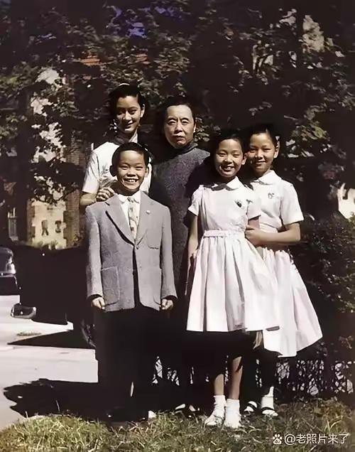 好人有好报，善良的人上天会眷顾她。这是张幼仪与儿子，儿媳，孙子，孙女在美国的一張