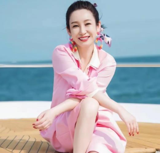 主持人问秦海璐:“你为什么这么早就结婚生孩子了？”秦海璐说:“结婚是一个女人必须