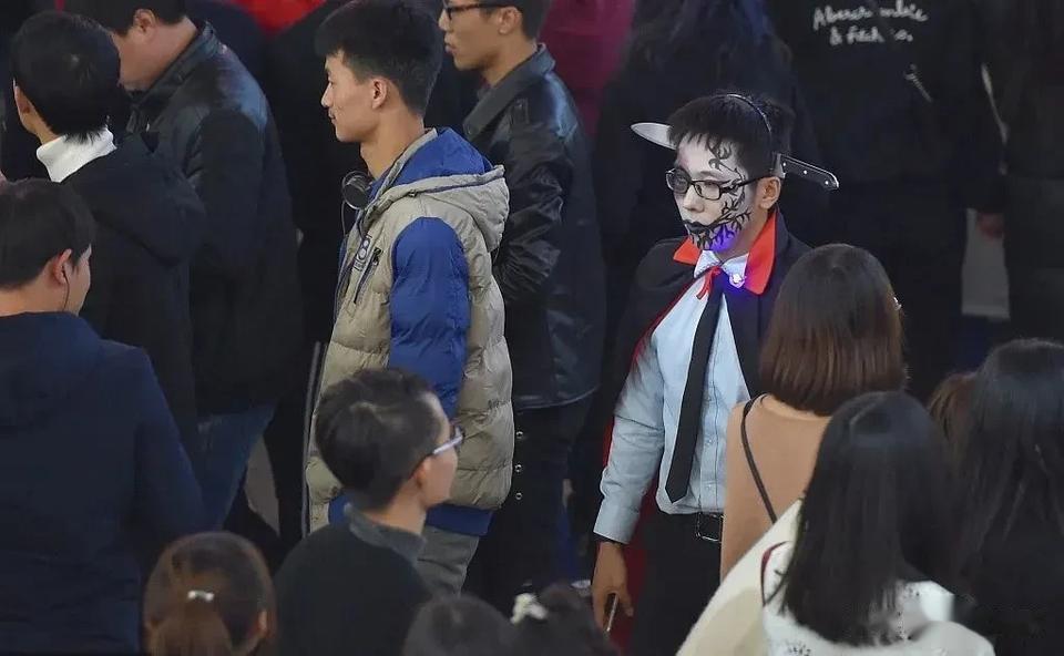 这个万圣节，在上海，全球化呈现出它该有的样子。年轻人们才不管什么中国节或洋节，也