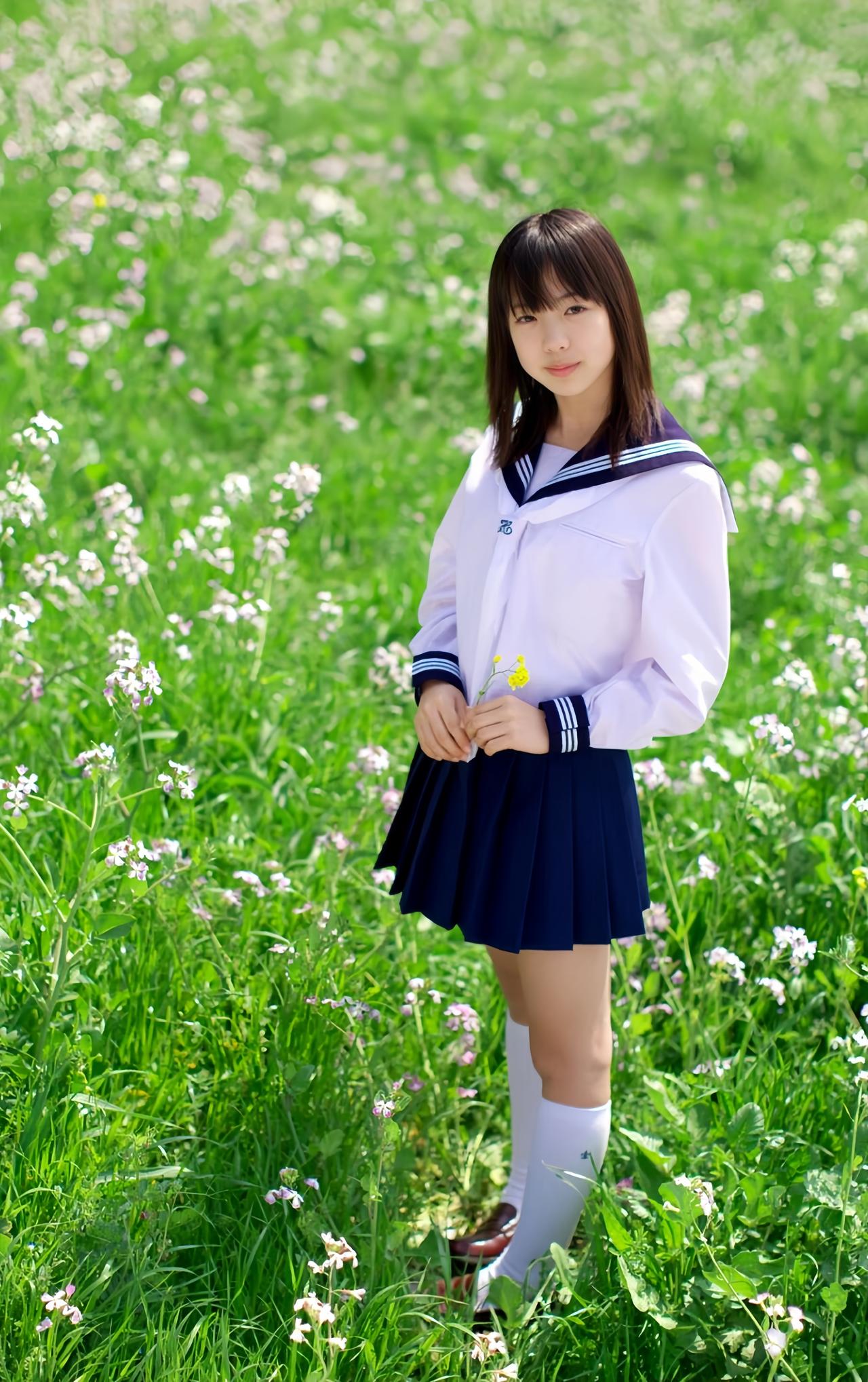 青春洋溢的校园少女，漫步在花海中，感受自然的美好。