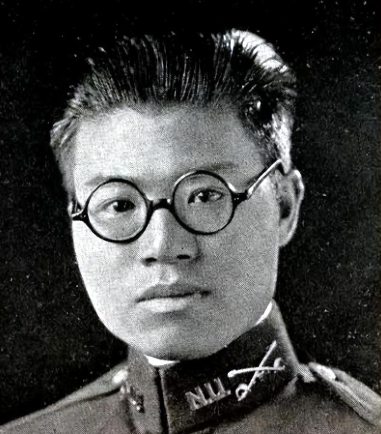 1942年，缅甸丛林深处，一个中国副师长被俘了。

日军把军刀递过去，说：投降吧