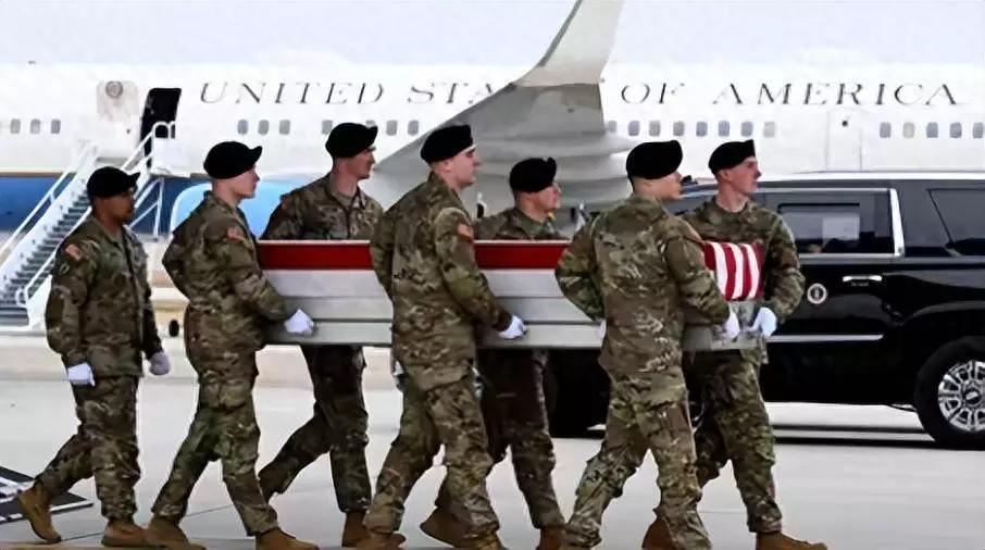 2026年3月7日，特拉华州多佛空军基地本应是庄严肃穆迎接英雄的地方，却成了舆论