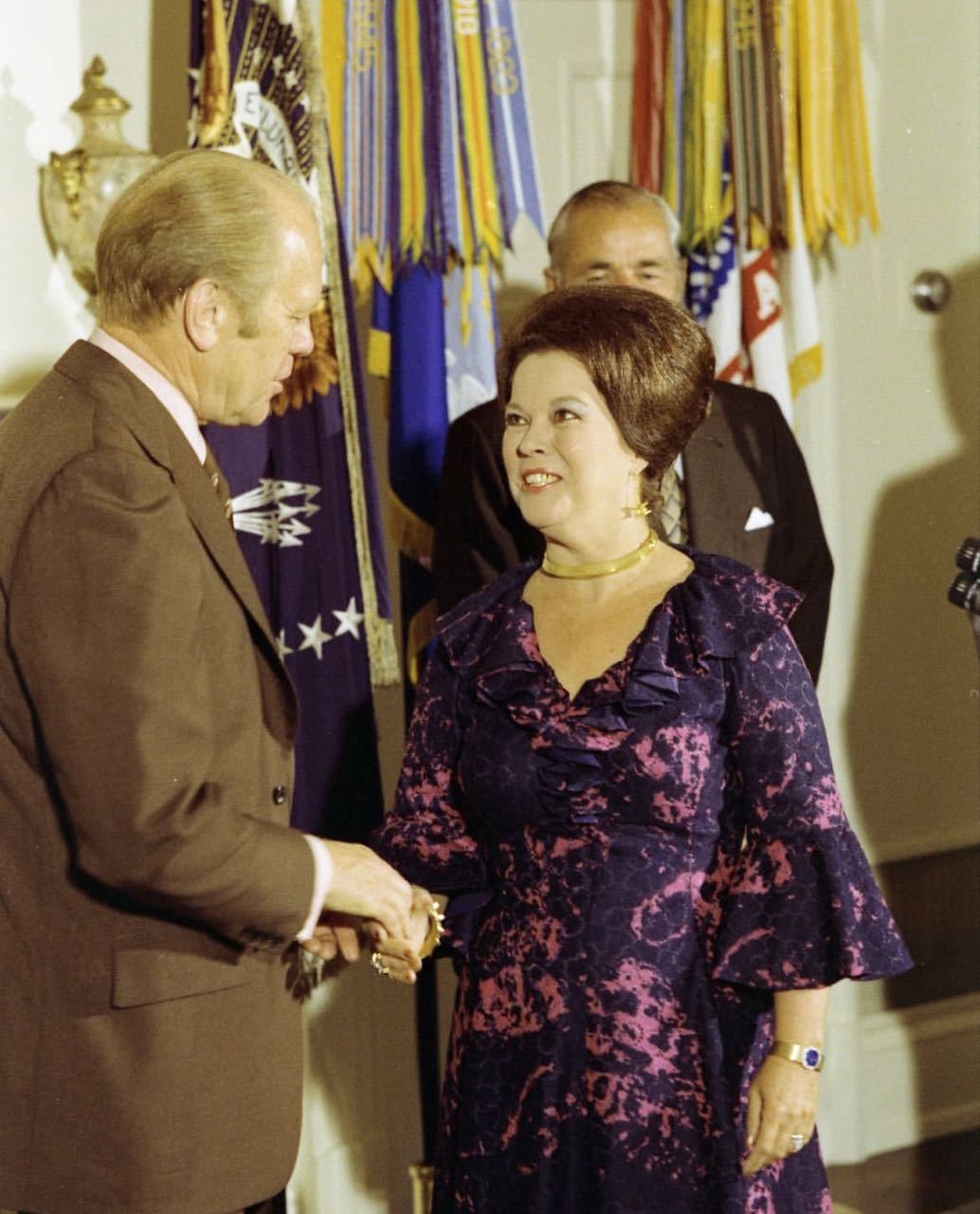 【来自投稿】1976年 美国总统福特和前童星，女演员秀兰·邓波儿 握手，福特执政