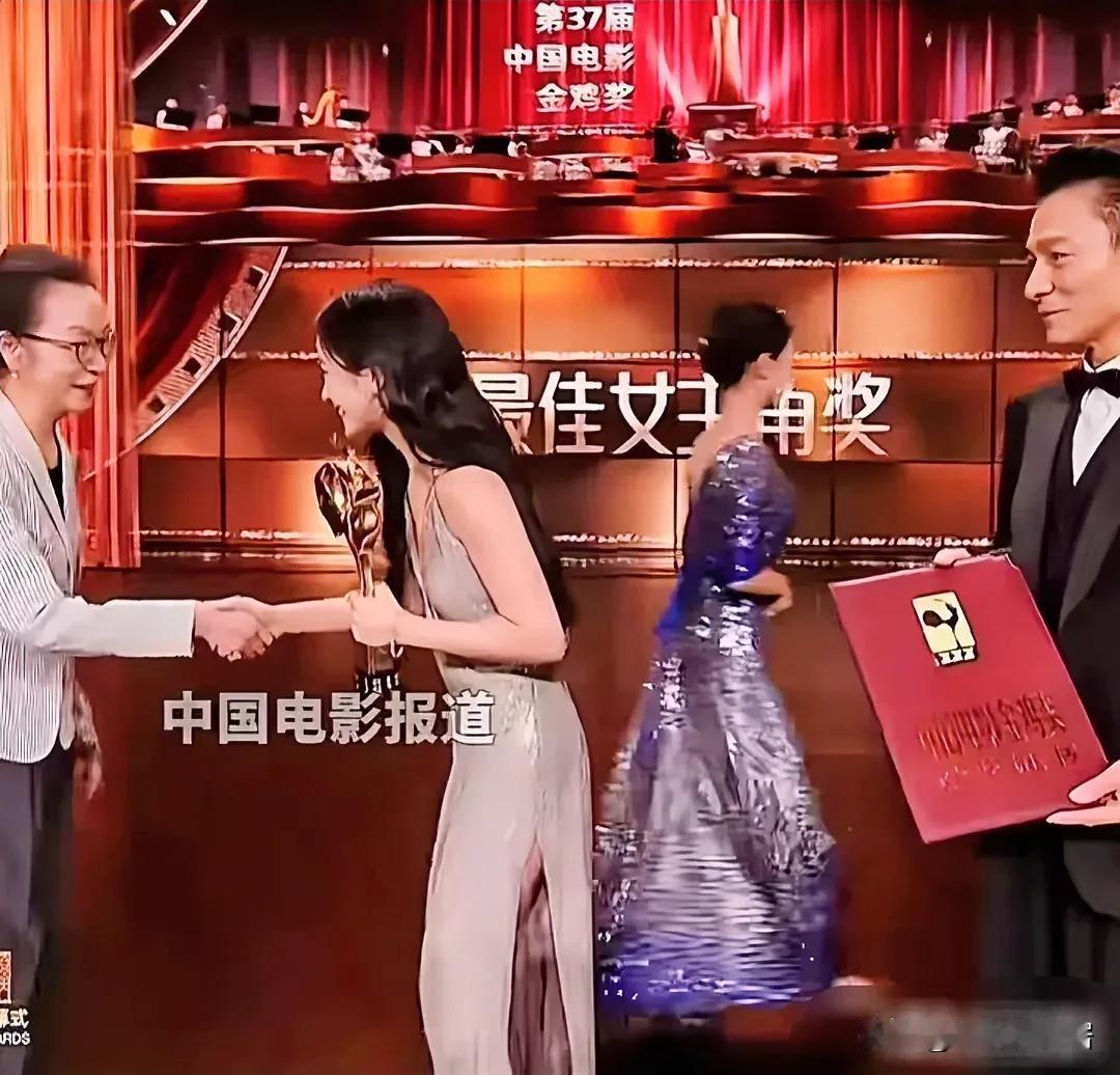 为什么李庚希获得最佳女主角！网友们的反应这么大？
第一：默默无闻，却能得金鸡奖?