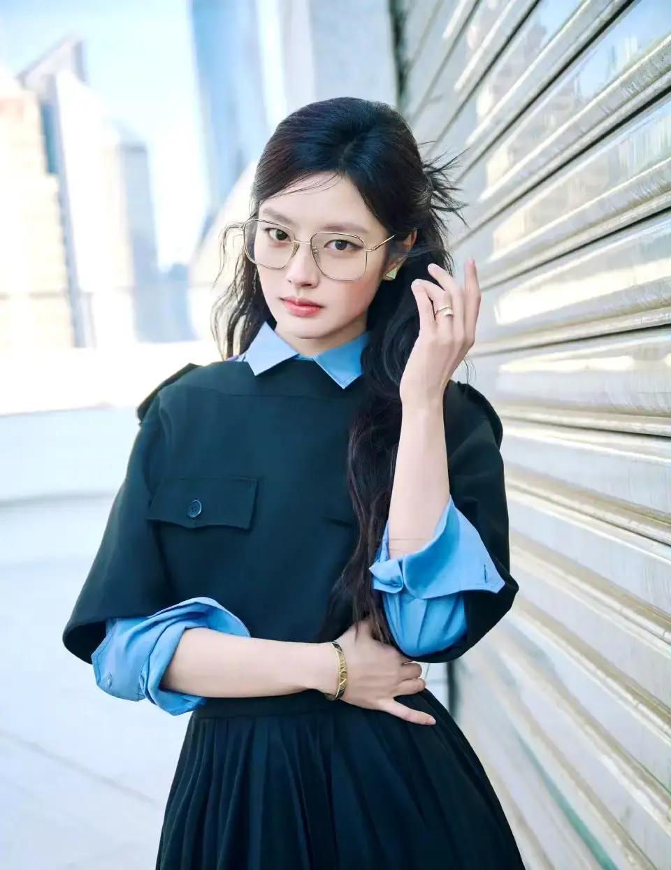 1月22日上海Prada赤马迎春新年装置揭幕活动上，徐若晗一身黑蓝撞色的极简裙装