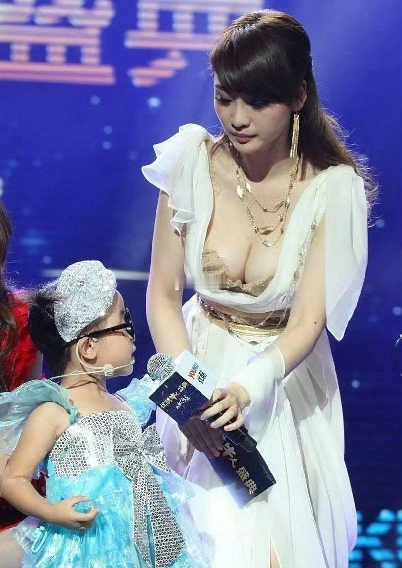 当年柳岩当主持人的时候，穿衣服那叫一个大胆呢。 ​​​