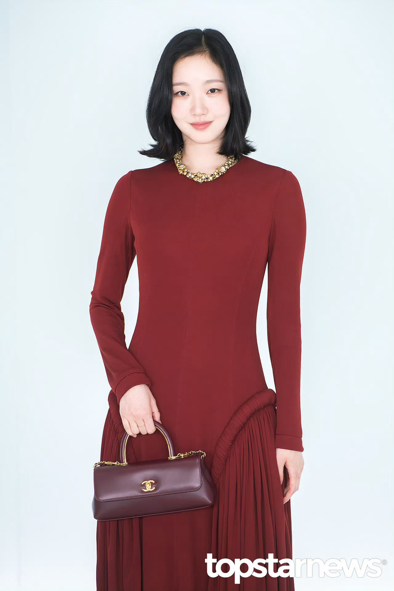 金高银亮相香奈儿首尔大秀，身穿连衣异形红色长裙，搭配齐肩短发，温柔大方